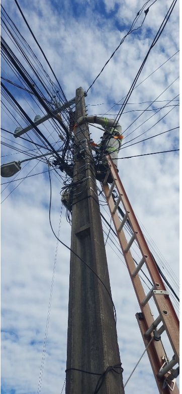 Eletricista profissional trabalhando em quadro elétrico